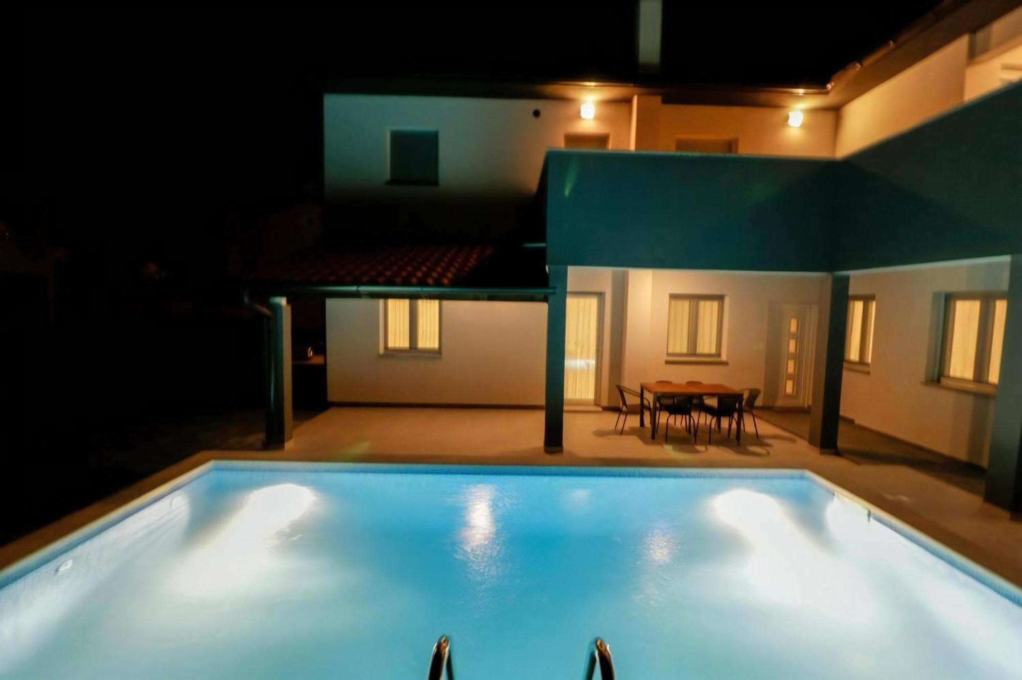 Villa Pikula Ferienwohnung Mit Gemeinsamem Pool Stinjan Bagian luar foto